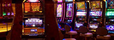 p61 Myanmar Online Gaming Platform ကစားသမားများ Live Casino နှင့် Slots ကစားနေသည့် ပုံ